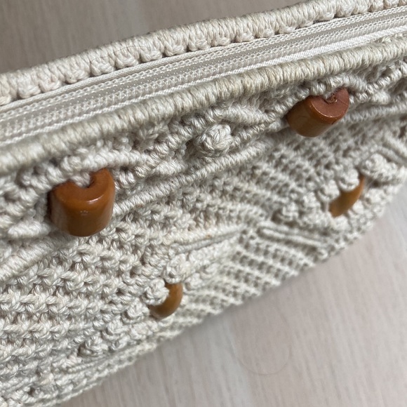 Vintage 1970s Macrame Clutch Purse, Wooden Beads, Zipper closure, Cream - Picture 7 of 7